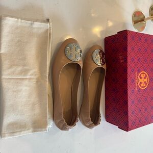 Tory Burch Claire Ballet Calf Leather in light sand gold silver